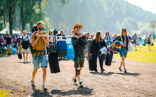 Bezoekers van de camping slepen met baggage Bezoekers van de camping slepen met baggage