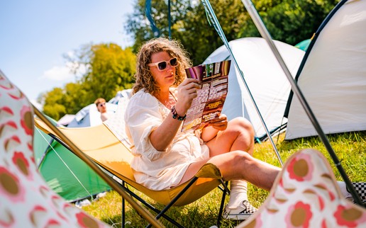 Bezoeker leest blokkenschema